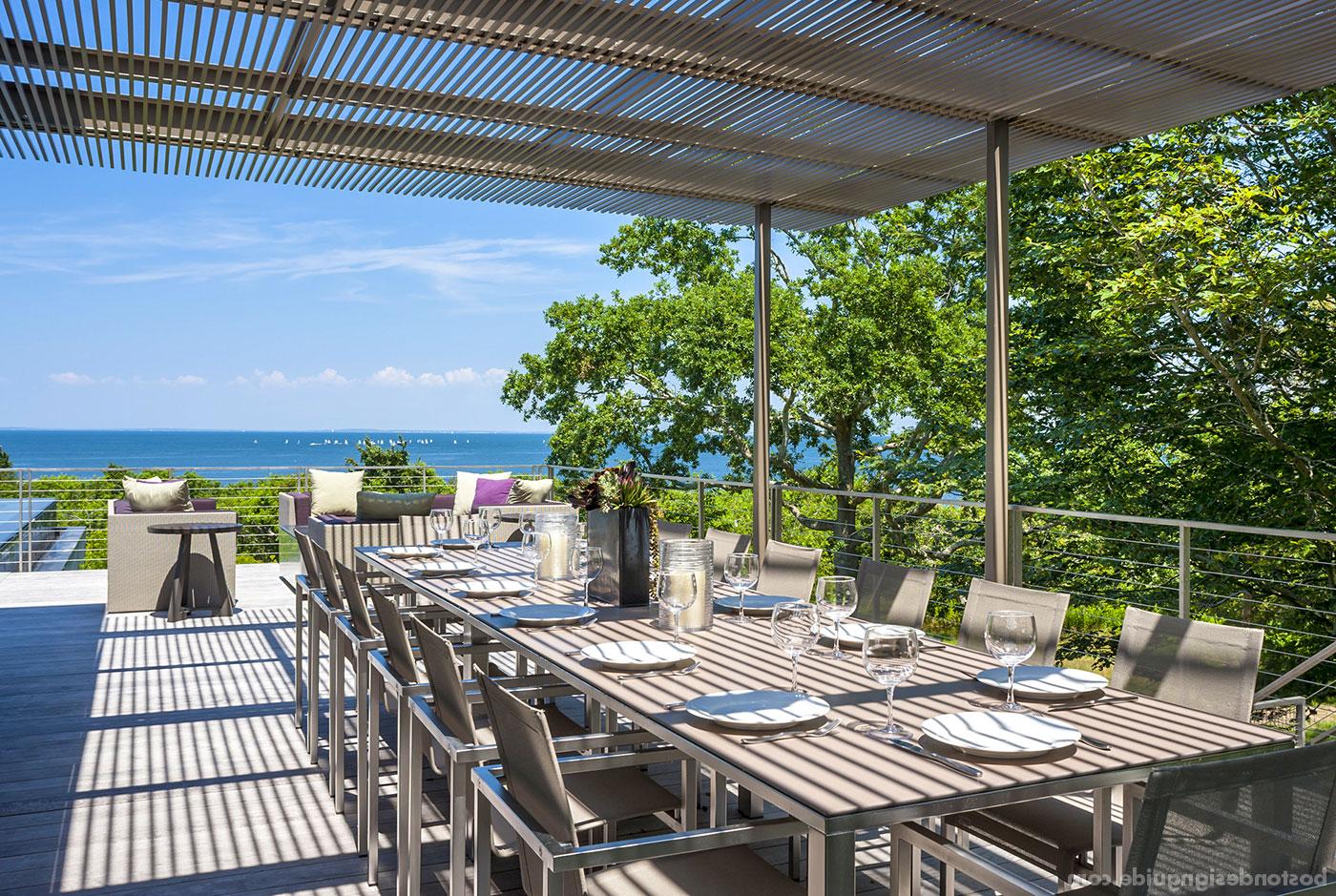 Outdoor pool pavilion and dining terrace by Kistler & 克纳普建筑商.